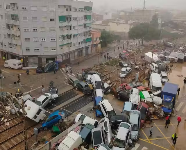 La DANA (Depresión Aislada en Niveles Altos) es un fenómeno meteorológico que causa lluvias intensas y otros fenómenos extremos en el área del Mediterráneo. En Valencia, uno de los lugares más afectados por estos eventos en España, la DANA tiene un impacto significativo tanto en términos de infraestructura como en el ámbito social y económico.